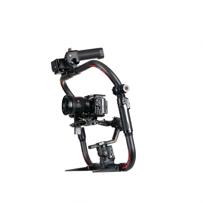 DJI RS 4 Pro gimbal met de Tilta Advanced Ring Grip zijaanzicht